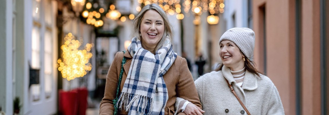 Foto van twee vrouwen die kerstinkopen doen in Oldenburg