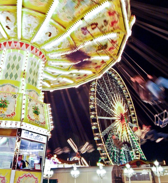 De kettingcarrousel op de Oldenburger Kramermarkt bij nacht.