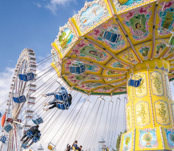 De Kramermarkt in Oldenburg biedt veel moderne attracties en klassieke draaimolens.